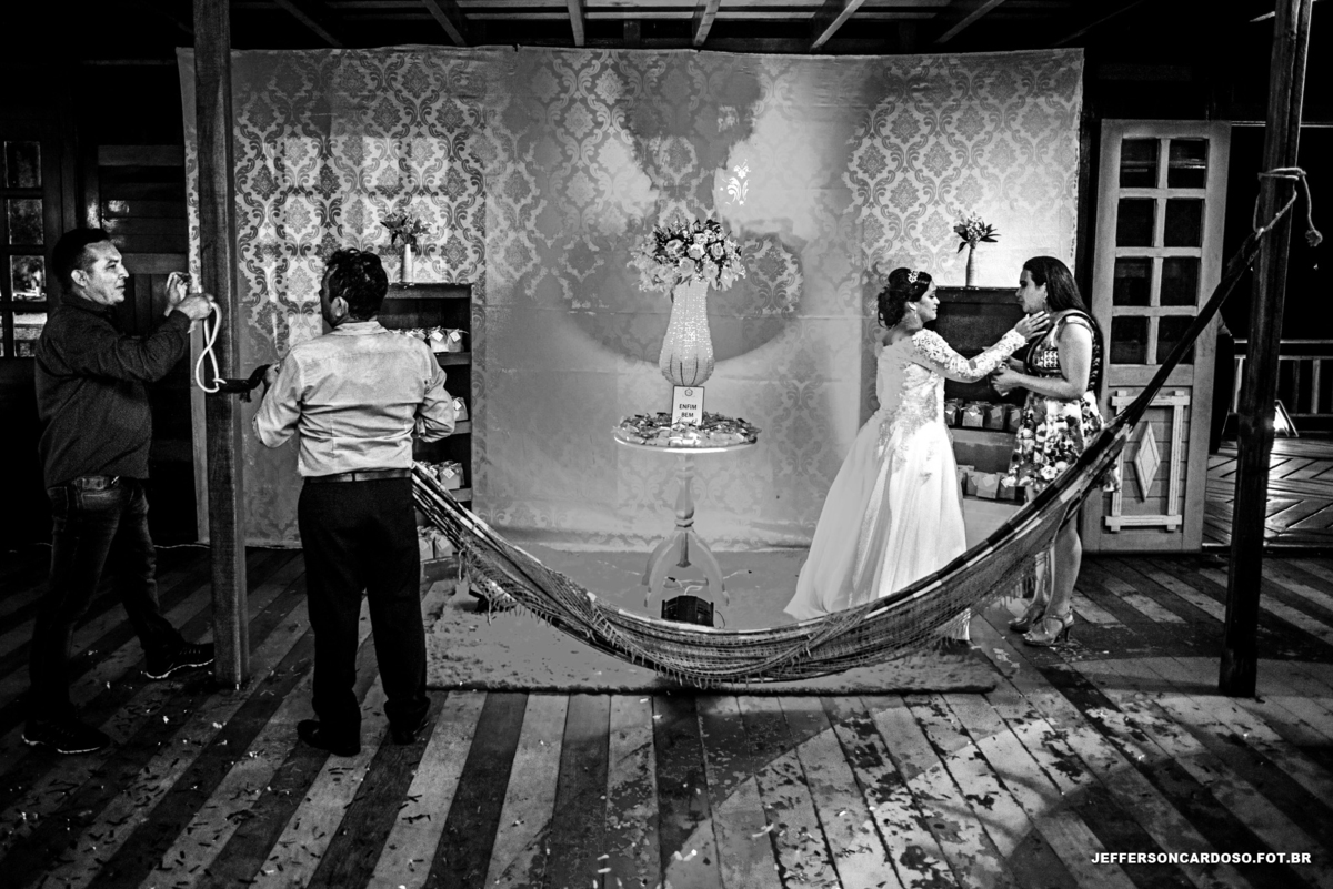 Casamento Neydiane e Denilson Cametá Making off PA felicidade do casal no Arco Íris noivos com fotografia de Jefferson Cardoso Rústico no final da tarde buquê e aliança de ouro