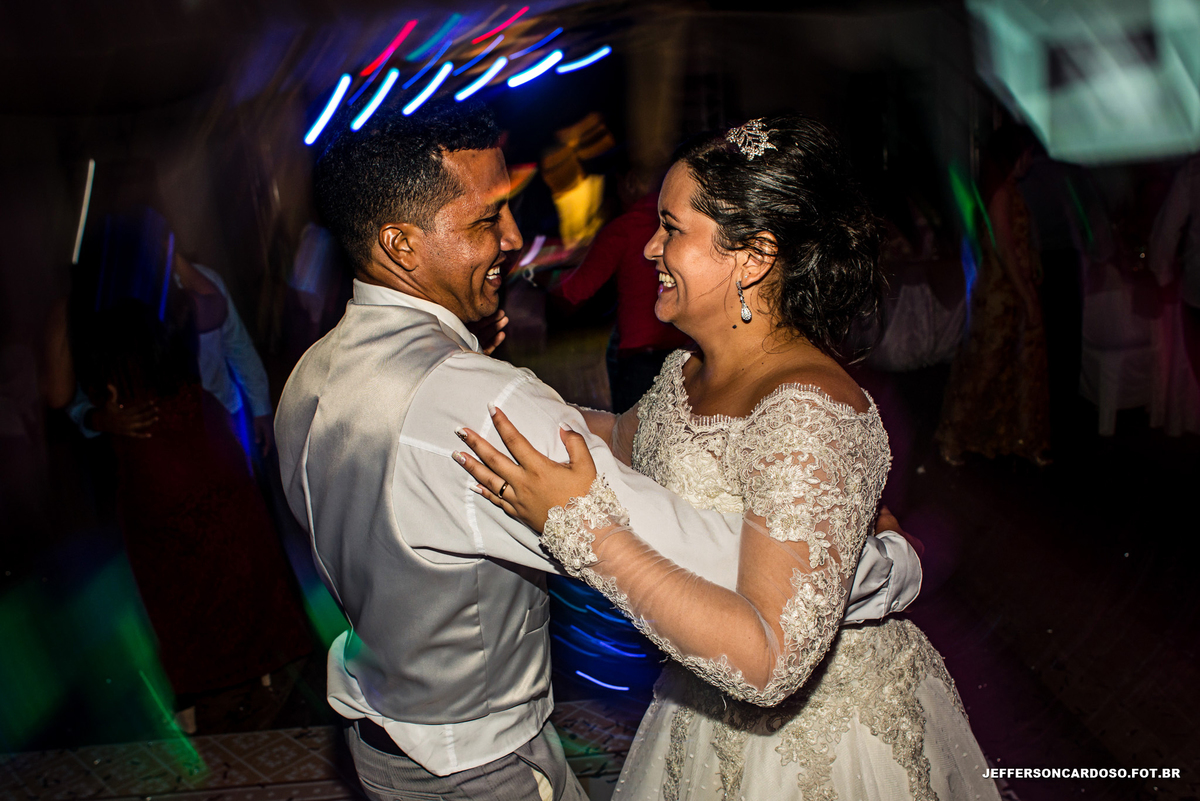 Casamento Neydiane e Denilson Cametá Making off PA felicidade do casal no Arco Íris noivos com fotografia de Jefferson Cardoso Rústico no final da tarde buquê e aliança de ouro