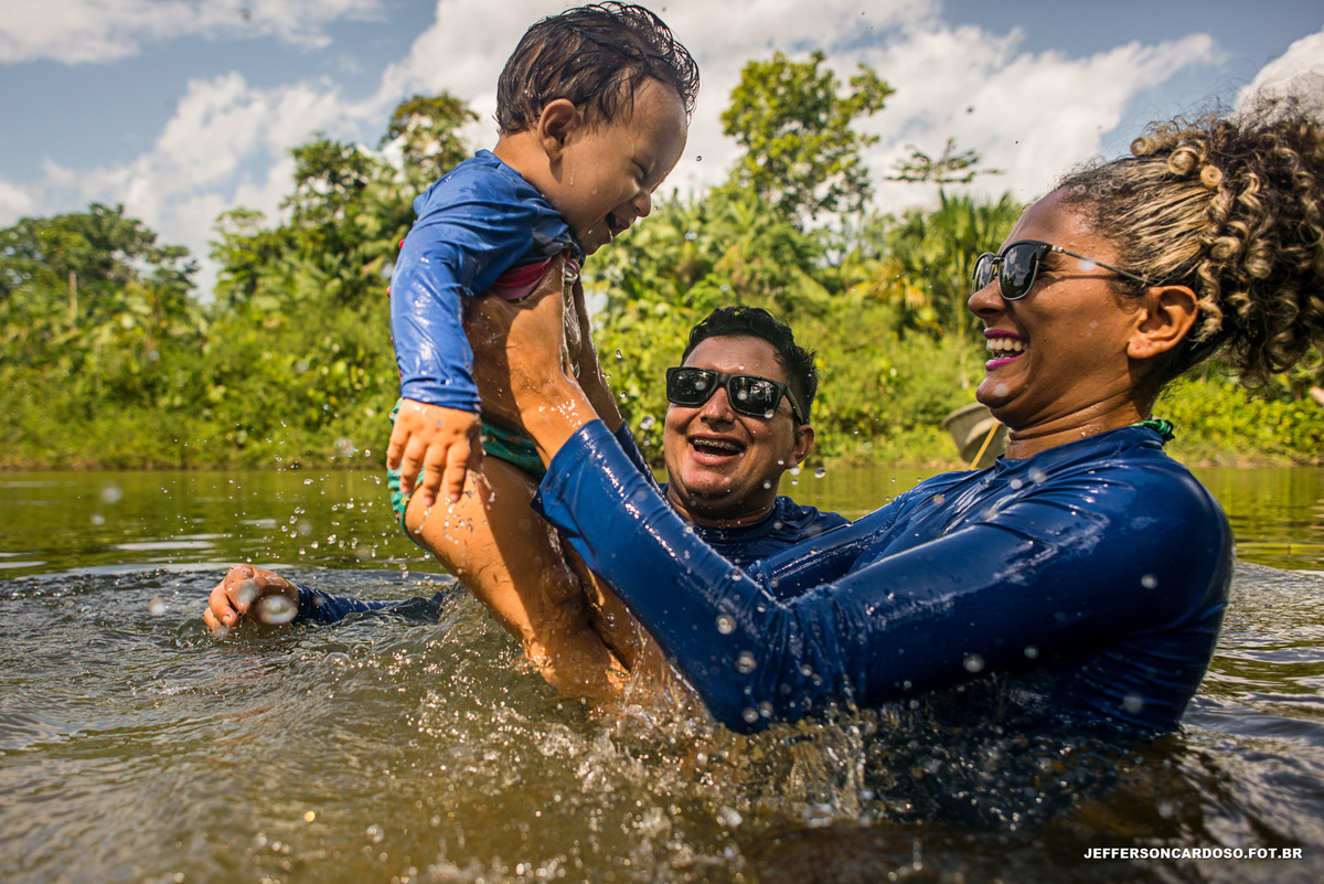 INFANTIL E FAMÍLIA JAÇATAPETUBA - FURO, DISTRITO DE CAMETÁ, O MAX ÍCARO - O RIBEIRINHO, fotos feita pelo fotógrafo de criança Jefferson Cardoso com sorrisos na ilha e amor no interior em muito sol e banho de rio com patos e picota e barquinho e muito açaí