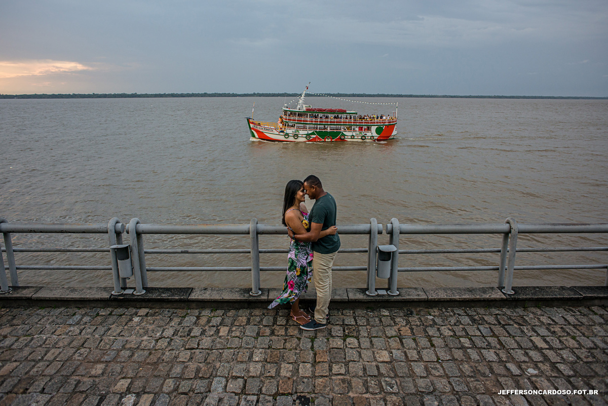 Ensaio casal feliz bem romântico em belém PA no forte do presépio com muito amor e sorrisos fotos feita pelo melhor fotografo de casamento Jefferson Cardoso fotografia book de Dani e William final de tarde com pôr do sol e chuva e árvores de ipê rosa