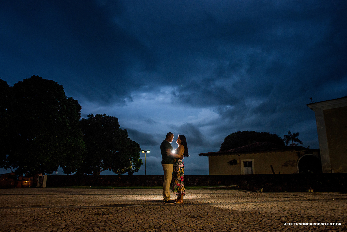 Ensaio casal feliz bem romântico em belém PA no forte do presépio com muito amor e sorrisos fotos feita pelo melhor fotografo de casamento Jefferson Cardoso fotografia book de Dani e William final de tarde com pôr do sol e chuva e árvores de ipê rosa