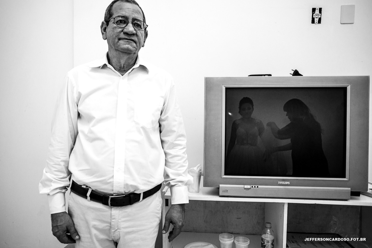 Making off noiva e noivo contando história com casamento ao ar livre no sítio pela manhã, casal felizes e muita emoção com a família e amigos, fuzileiro naval e todo estiloso a noiva casando descalça, vestido e buquê lindo, final tomando banho no igarapé