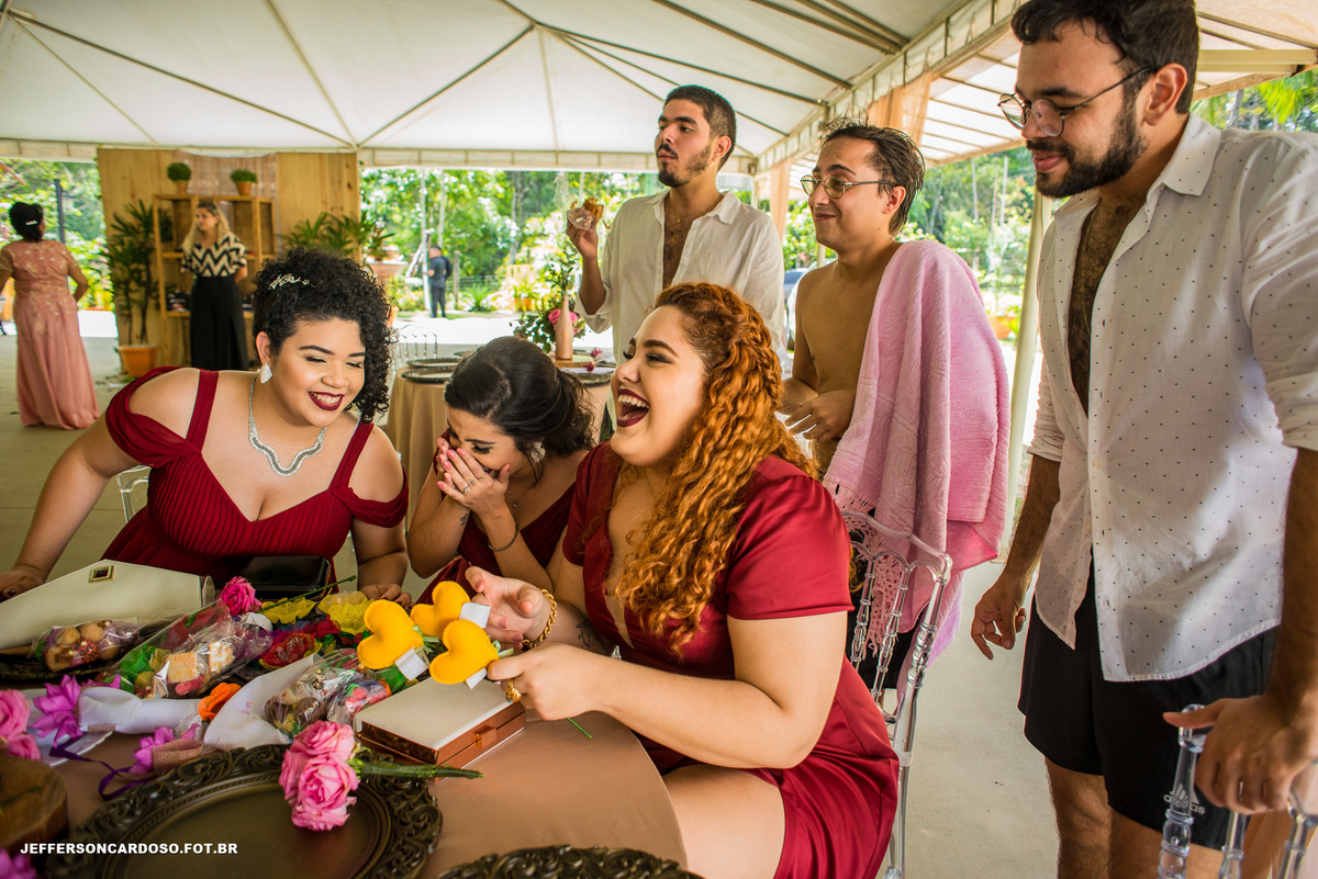 Making off noiva e noivo contando história com casamento ao ar livre no sítio pela manhã, casal felizes e muita emoção com a família e amigos, fuzileiro naval e todo estiloso a noiva casando descalça, vestido e buquê lindo, final tomando banho no igarapé