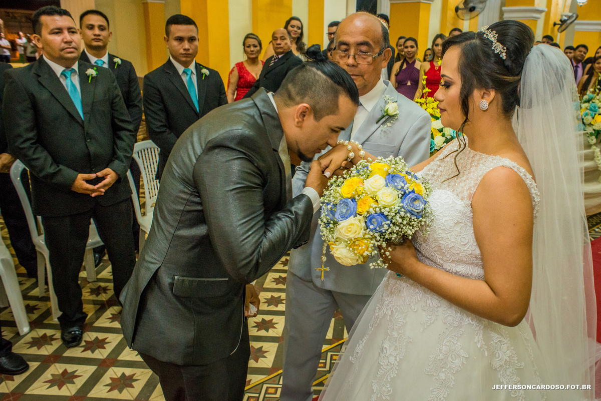 Casamento Miriam e Deon com fotógrafo Jefferson Cardoso Fotografia em Cametá Pa com muito amor e felicidade, noivo e noiva making off na Catedral de São João Batista INSA amigas de escola