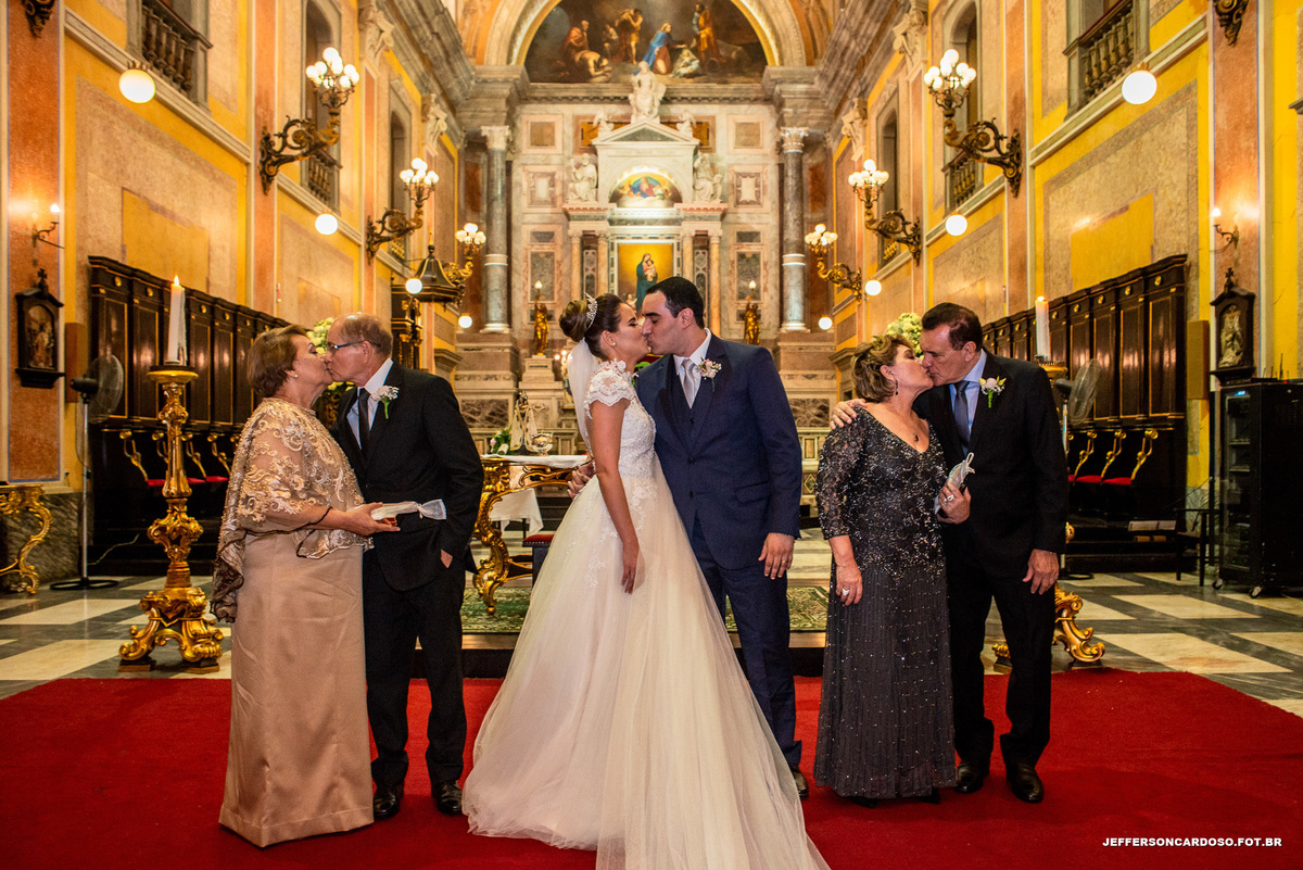 Casamento Raíssa e André na igreja da Sé com making off Hotel Atrium Quinta das Pedras na recepção Maison Blue, muita emoção, alegria, amor, união, família, wedding de Gêmeas, case de noite com melhor fotografo de Belém Pará Jefferson Cardoso Fotografia