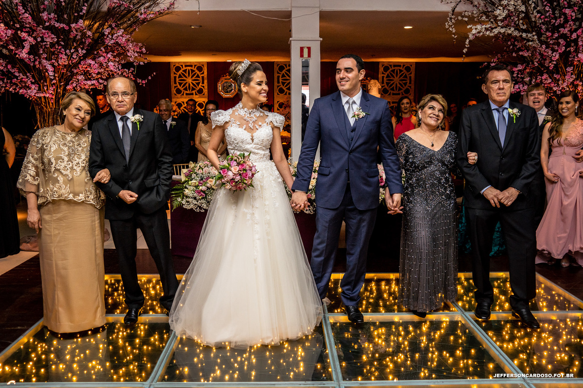 Casamento Raíssa e André na igreja da Sé com making off Hotel Atrium Quinta das Pedras na recepção Maison Blue, muita emoção, alegria, amor, união, família, wedding de Gêmeas, case de noite com melhor fotografo de Belém Pará Jefferson Cardoso Fotografia