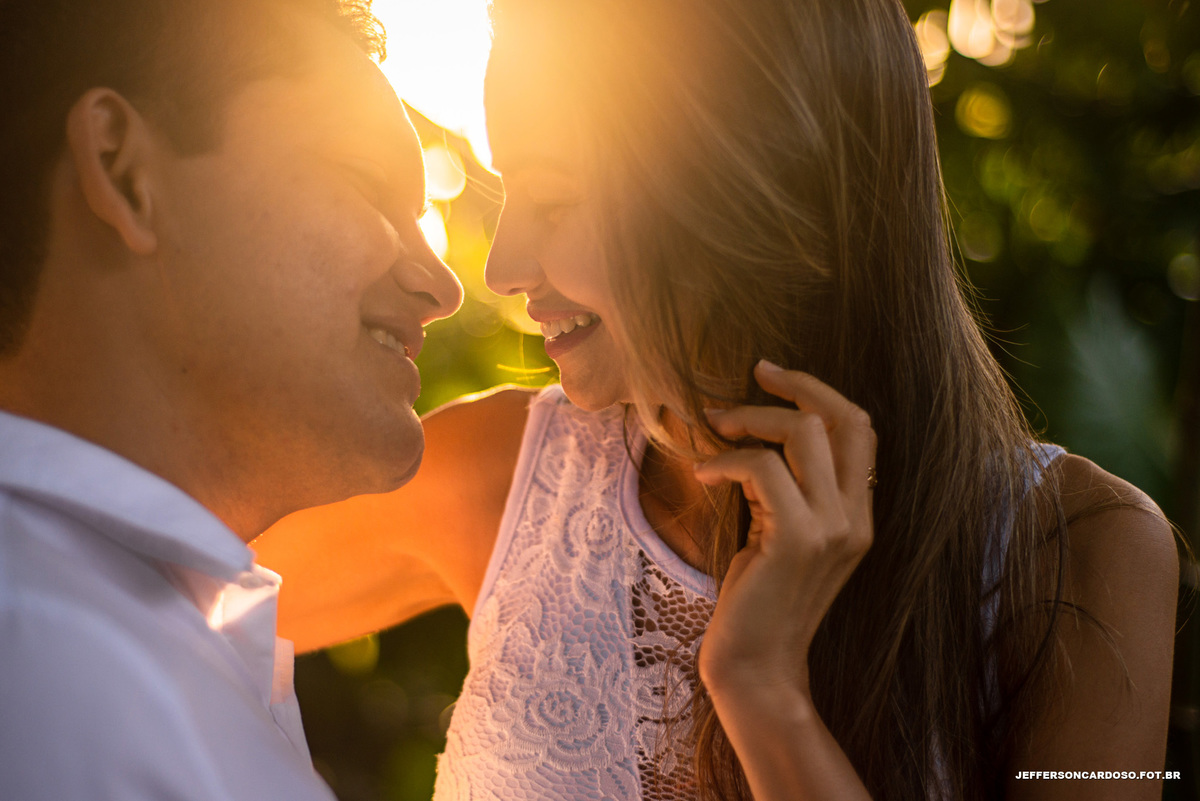 Casal andando no mangal das garças felizes com o pôr-do-sol ensaio pré casamento com fotografia de Jefferson Cardoso na cidade de Belém Pa final de tarde com garças e amor, paixão e alegria com muito abraços, sorrisos de mão dadas na ponte para rio 2018