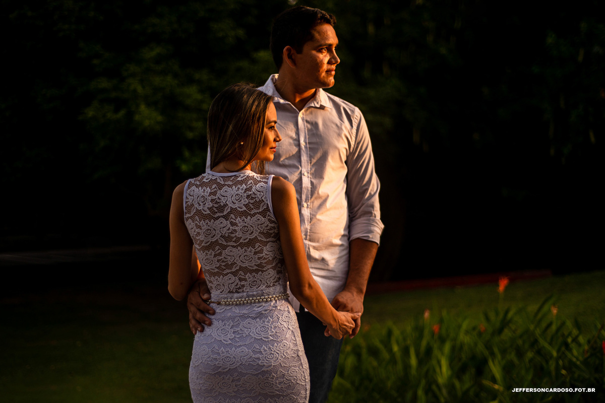 Casal andando no mangal das garças felizes com o pôr-do-sol ensaio pré casamento com fotografia de Jefferson Cardoso na cidade de Belém Pa final de tarde com garças e amor, paixão e alegria com muito abraços, sorrisos de mão dadas na ponte para rio 2018