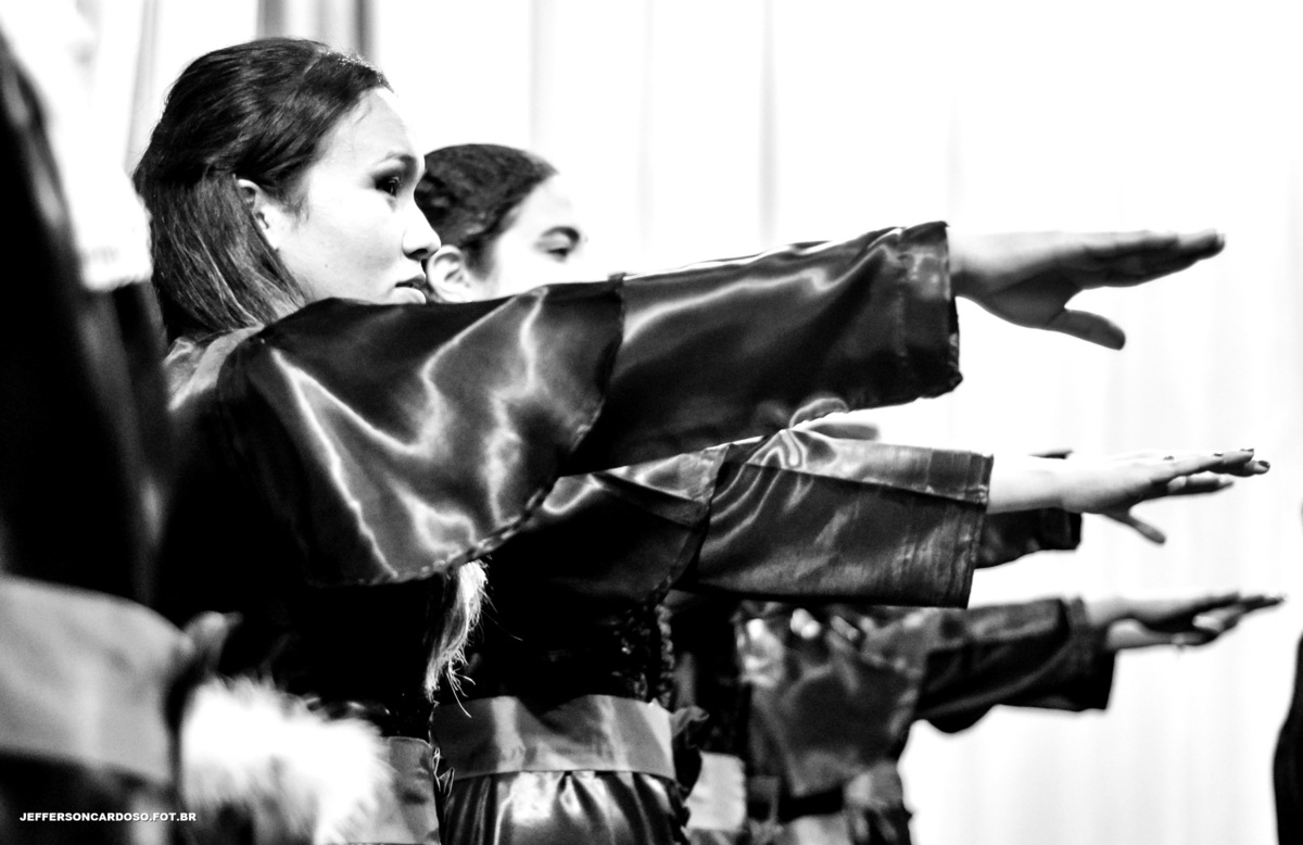 Centro de Eventos Benedito Nunes - UFPA Formatura Larissa Biomedicina em Belém PA com fotografia de Jefferson Cardoso com as amigas de beca, capelo e canudo de formandos 2019 - Família, Educação e muita história pra contar de Cametá para o Brasil