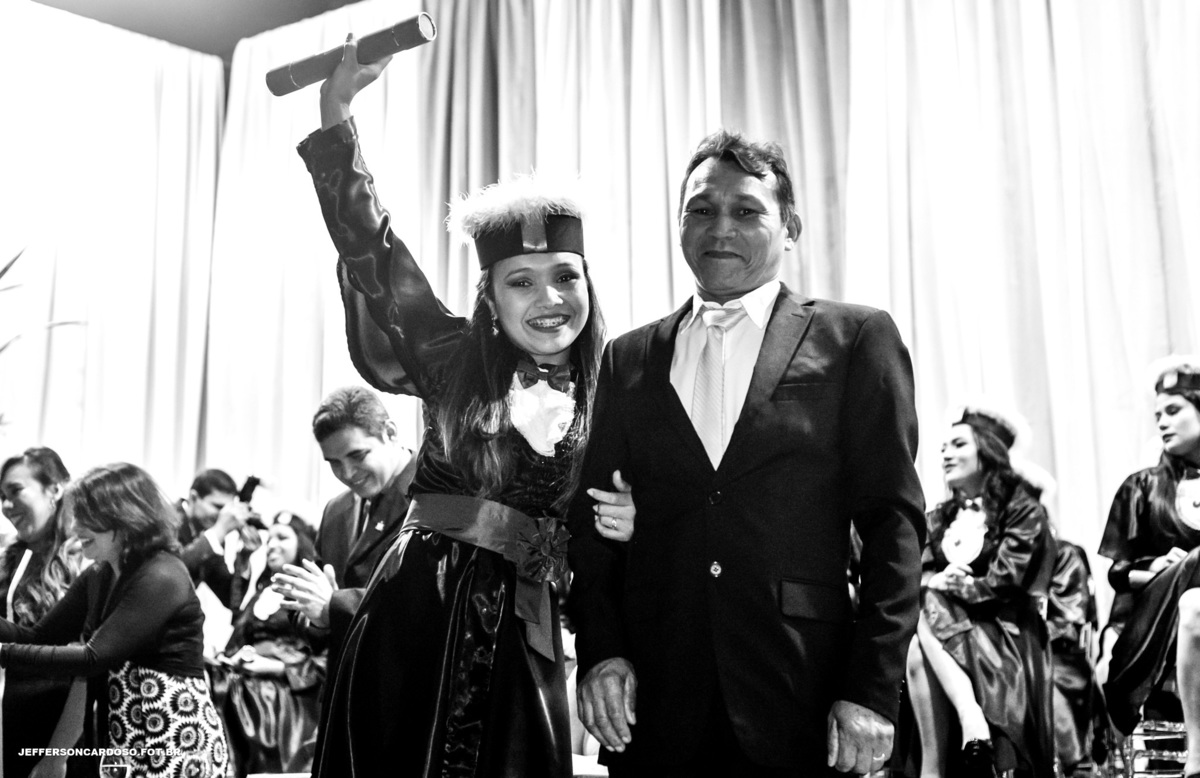 Centro de Eventos Benedito Nunes - UFPA Formatura Larissa Biomedicina em Belém PA com fotografia de Jefferson Cardoso com as amigas de beca, capelo e canudo de formandos 2019 - Família, Educação e muita história pra contar de Cametá para o Brasil