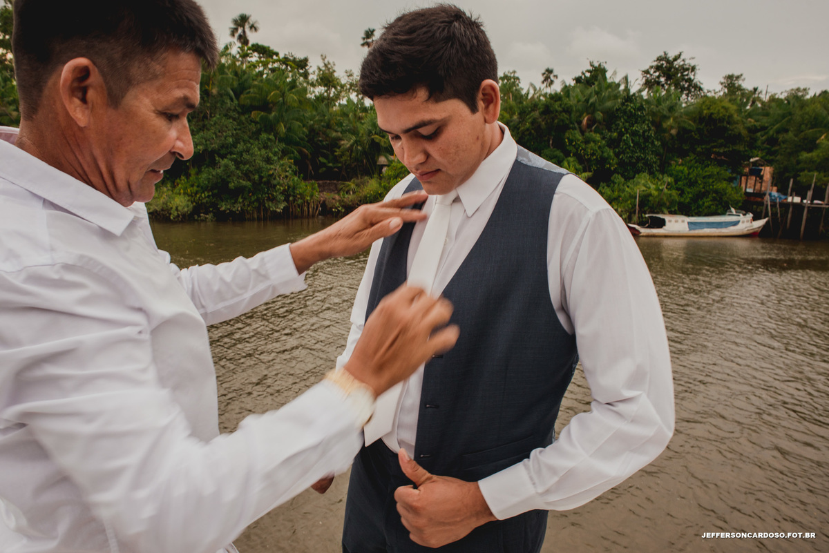 Ilha Saracá com o casal noivo e noiva no interior de Limoeiro do Ajuru com o melhor fotografo de wedding no brasil Jefferson Cardoso Fotografia de Castanhal, Belém e Cametá, Pará com muita alegria e amor emoção entrada da noiva de Lancha no rio doce