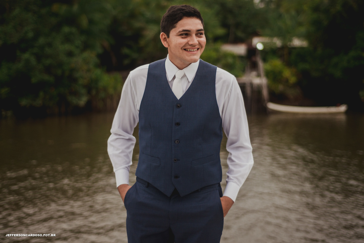 Ilha Saracá com o casal noivo e noiva no interior de Limoeiro do Ajuru com o melhor fotografo de wedding no brasil Jefferson Cardoso Fotografia de Castanhal, Belém e Cametá, Pará com muita alegria e amor emoção entrada da noiva de Lancha no rio doce