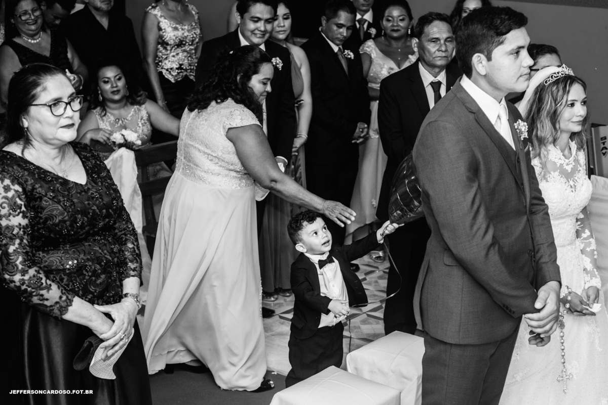 Ilha Saracá com o casal noivo e noiva no interior de Limoeiro do Ajuru com o melhor fotografo de wedding no brasil Jefferson Cardoso Fotografia de Castanhal, Belém e Cametá, Pará com muita alegria e amor emoção entrada da noiva de Lancha no rio doce