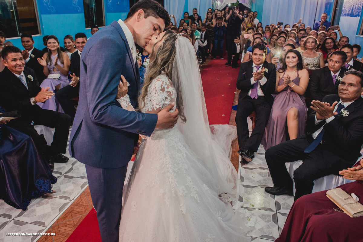 Ilha Saracá com o casal noivo e noiva no interior de Limoeiro do Ajuru com o melhor fotografo de wedding no brasil Jefferson Cardoso Fotografia de Castanhal, Belém e Cametá, Pará com muita alegria e amor emoção entrada da noiva de Lancha no rio doce