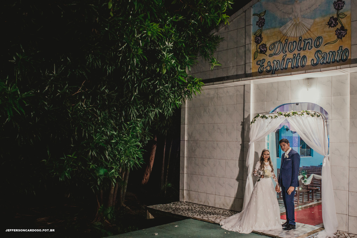 Ilha Saracá com o casal noivo e noiva no interior de Limoeiro do Ajuru com o melhor fotografo de wedding no brasil Jefferson Cardoso Fotografia de Castanhal, Belém e Cametá, Pará com muita alegria e amor emoção entrada da noiva de Lancha no rio doce