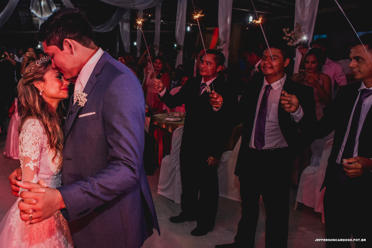Ilha Saracá com o casal noivo e noiva no interior de Limoeiro do Ajuru com o melhor fotografo de wedding no brasil Jefferson Cardoso Fotografia de Castanhal, Belém e Cametá, Pará com muita alegria e amor emoção entrada da noiva de Lancha no rio doce