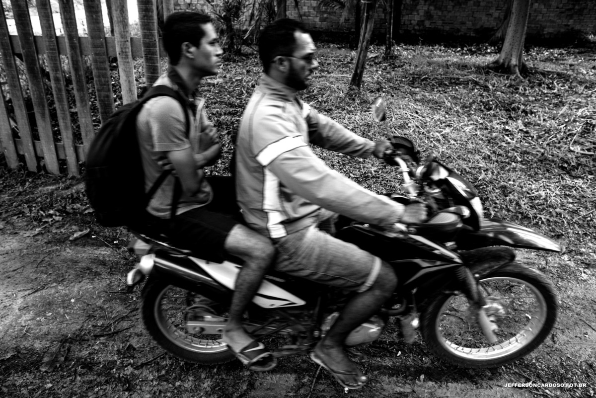 alunos chegando de moto no primeiro workshop de fotografia básica em Cametá pa