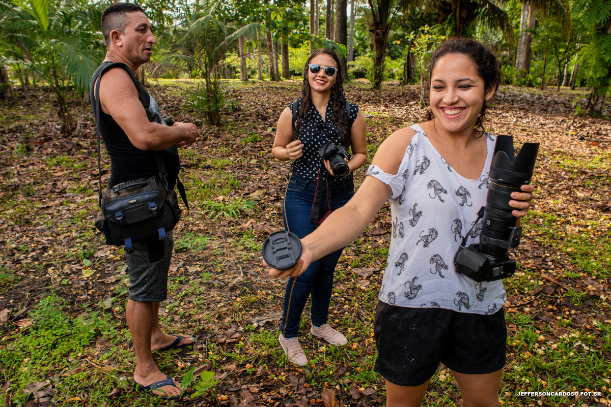 Workshop de fotografia básica em Cametá PA sonho realizado falando de fotografia com o melhor fotografo do brasil usando camisa Just Live com a Câmera Nikon D800 no meio do mato alegria na natureza com dedicação 
