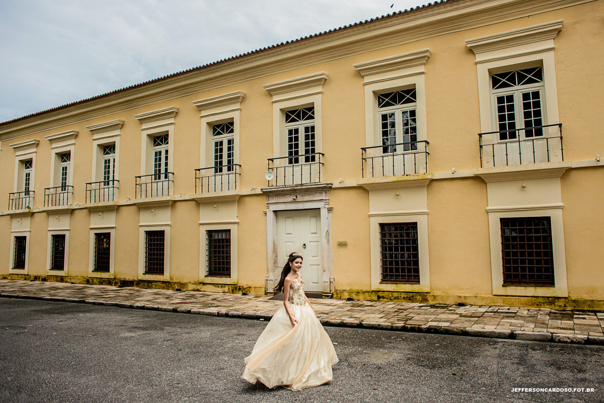 Sorriso e Vestido lindo da debutante paraense foto do ensaio externo da Aline Cardoso menina de 15 anos fotografia feita pelo Jefferson Cardoso no Forte do Castelo de Belém dia de chuva e sol com festa em Cametá book da princesa modelo e poses com coroa