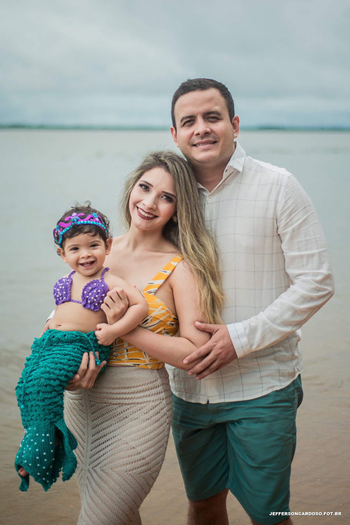 Vila de Cametá-Tapera na Praia do Roque ensaio de criança com família de 1 ano da Pequena Sereia Cecília fotografia feita no rio tocantins com fotógrafo Jefferson Cardoso book nas águas doces de Cametá pa sorrisos e amor por esse dia
