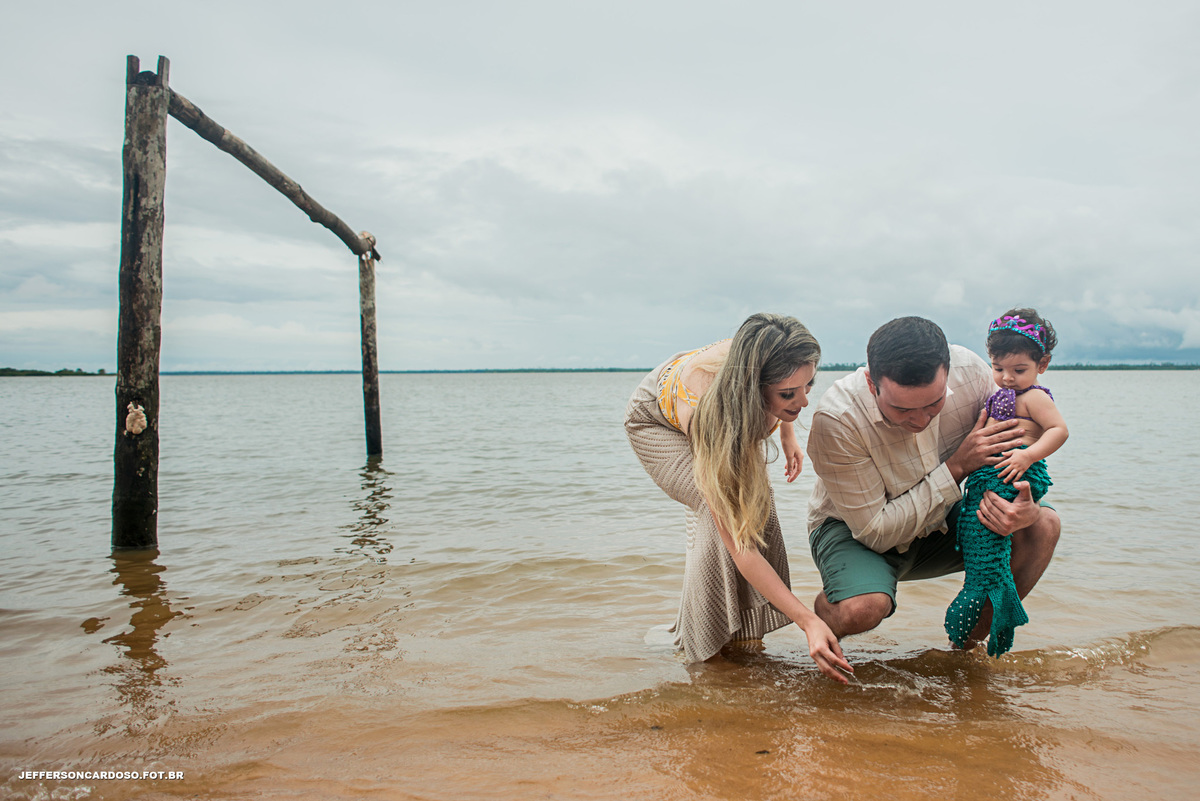 Vila de Cametá-Tapera na Praia do Roque ensaio de criança com família de 1 ano da Pequena Sereia Cecília fotografia feita no rio tocantins com fotógrafo Jefferson Cardoso book nas águas doces de Cametá pa sorrisos e amor por esse dia