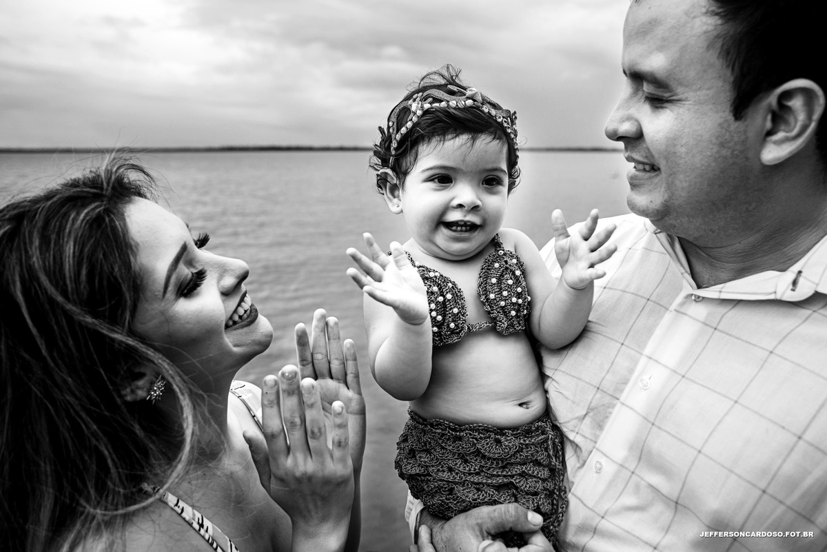 Vila de Cametá-Tapera na Praia do Roque ensaio de criança com família de 1 ano da Pequena Sereia Cecília fotografia feita no rio tocantins com fotógrafo Jefferson Cardoso book nas águas doces de Cametá pa sorrisos e amor por esse dia