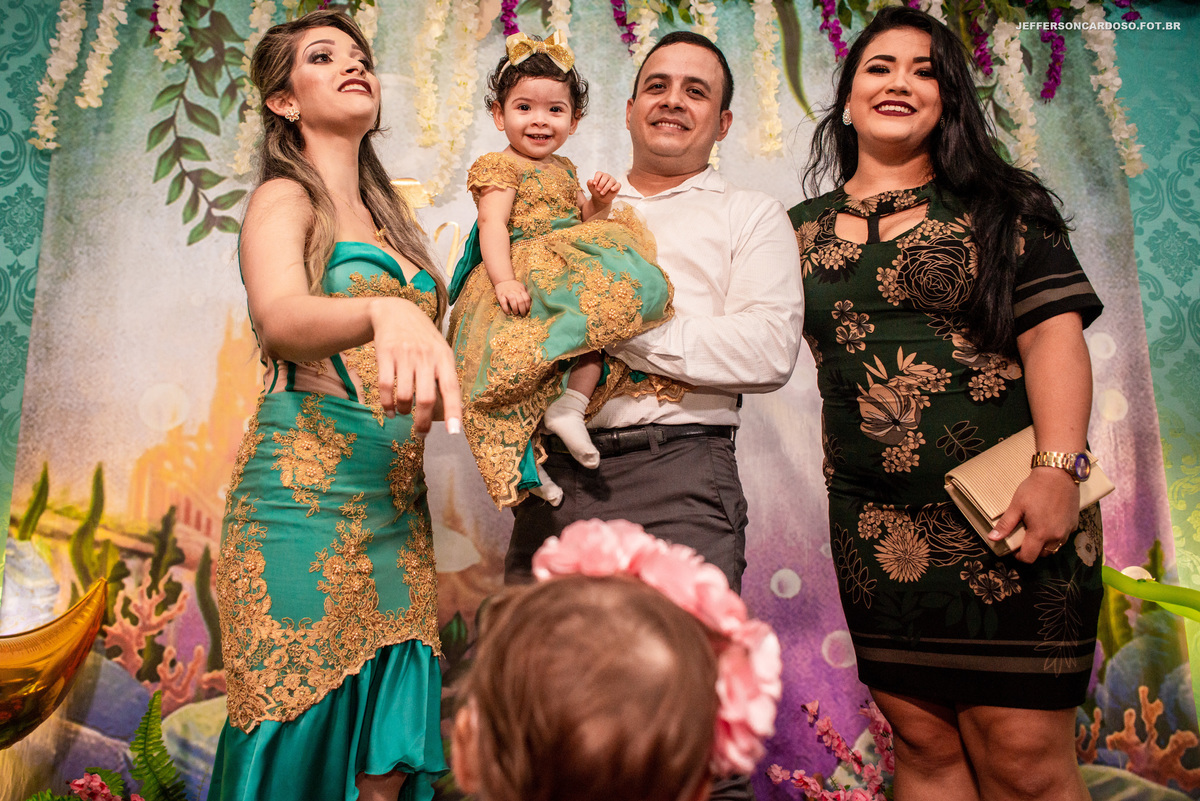 Contando História na casa dos pais da bebê com a festinha de 1 ano da Maria Cecília com tema Pequena Sereia na cidade de Cametá Pa com o fotógrafo de Criança e família Jefferson Cardoso de Castanhal e Belém, decoração linda o melhor evento infantil