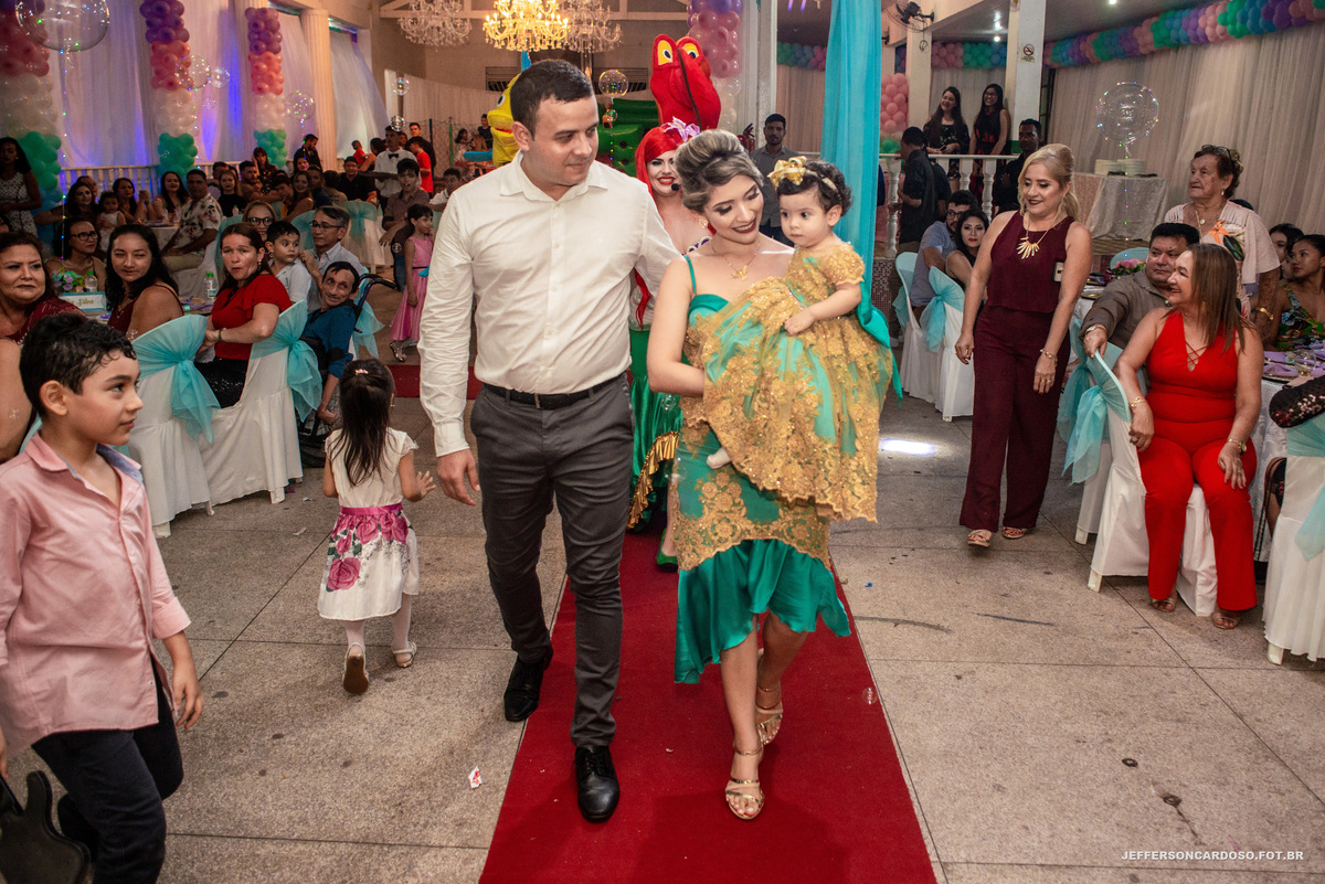 Contando História na casa dos pais da bebê com a festinha de 1 ano da Maria Cecília com tema Pequena Sereia na cidade de Cametá Pa com o fotógrafo de Criança e família Jefferson Cardoso de Castanhal e Belém, decoração linda o melhor evento infantil