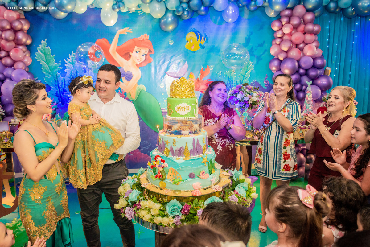 Contando História na casa dos pais da bebê com a festinha de 1 ano da Maria Cecília com tema Pequena Sereia na cidade de Cametá Pa com o fotógrafo de Criança e família Jefferson Cardoso de Castanhal e Belém, decoração linda o melhor evento infantil