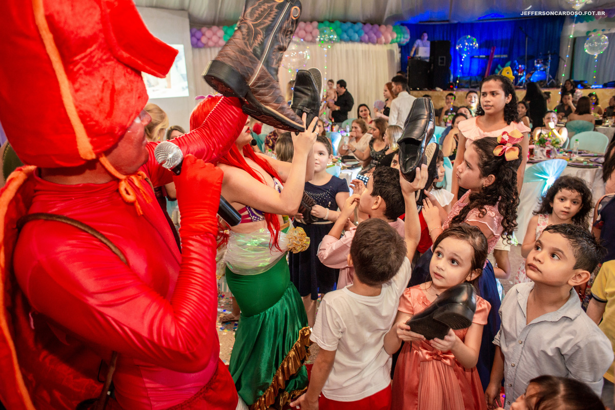 Contando História na casa dos pais da bebê com a festinha de 1 ano da Maria Cecília com tema Pequena Sereia na cidade de Cametá Pa com o fotógrafo de Criança e família Jefferson Cardoso de Castanhal e Belém, decoração linda o melhor evento infantil avós
