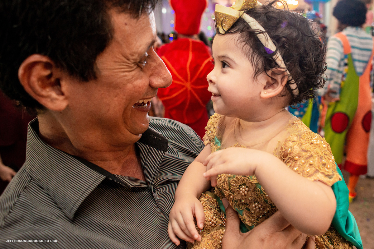 Contando História na casa dos pais da bebê com a festinha de 1 ano da Maria Cecília com tema Pequena Sereia na cidade de Cametá Pa com o fotógrafo de Criança e família Jefferson Cardoso de Castanhal e Belém, decoração linda o melhor evento infantil avós