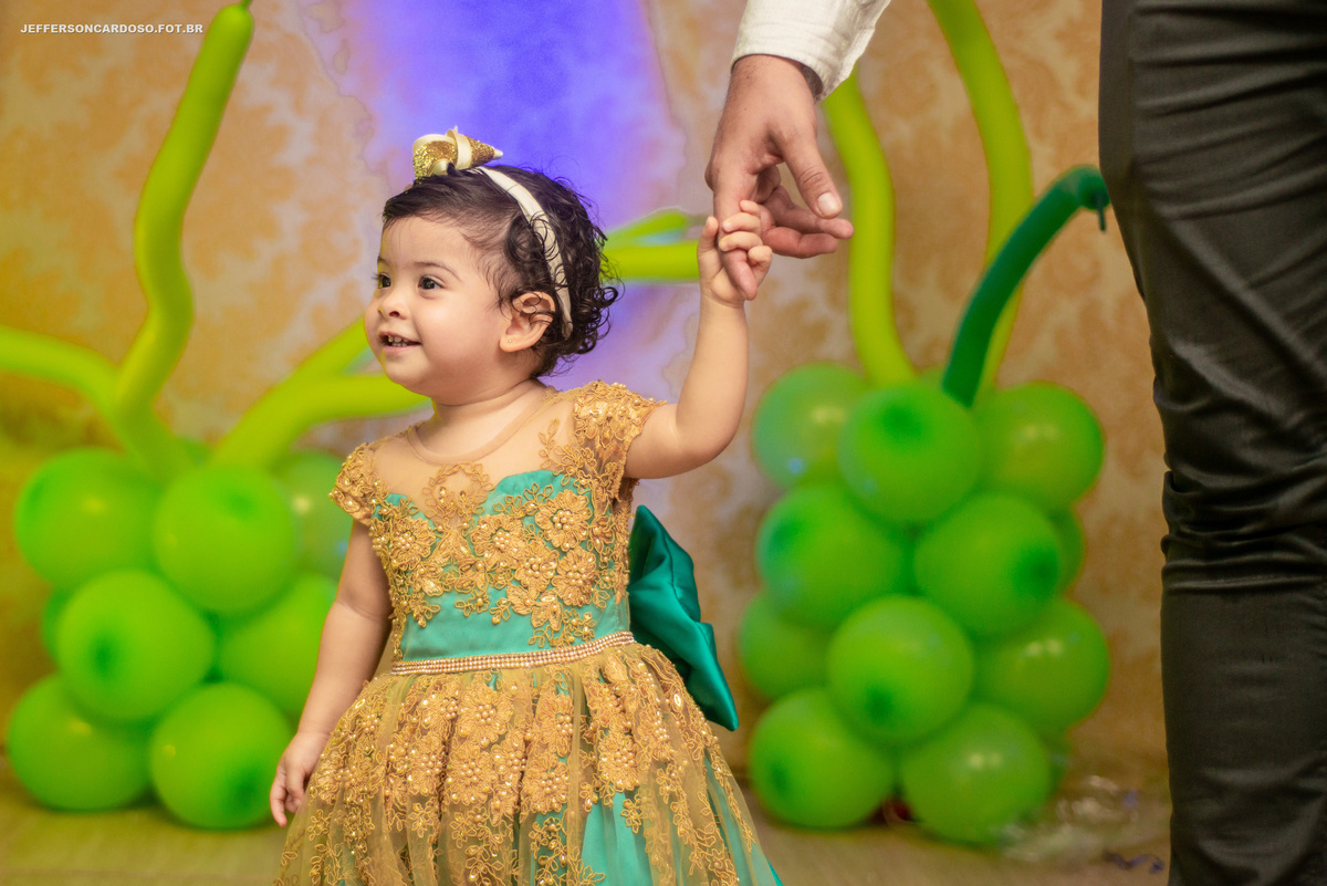 Contando História na casa dos pais da bebê com a festinha de 1 ano da Maria Cecília com tema Pequena Sereia na cidade de Cametá Pa com o fotógrafo de Criança e família Jefferson Cardoso de Castanhal e Belém, decoração linda o melhor evento infantil avós