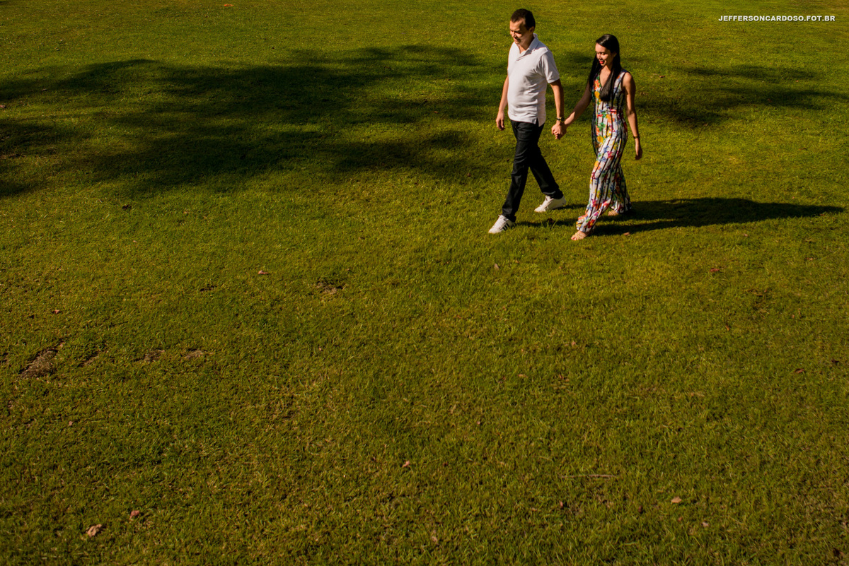 Ensaio no meio da natureza no CHÁCARA LAQUA BIANCA BENEVIDES - PA com casal alegre e feliz Lia e Paulo da cidade de mocajuba muito amor e carinho com fotografo de casamento, céu e sol amor caminhando juntos fotografia Jeff Cardoso Castanhal e Cametá