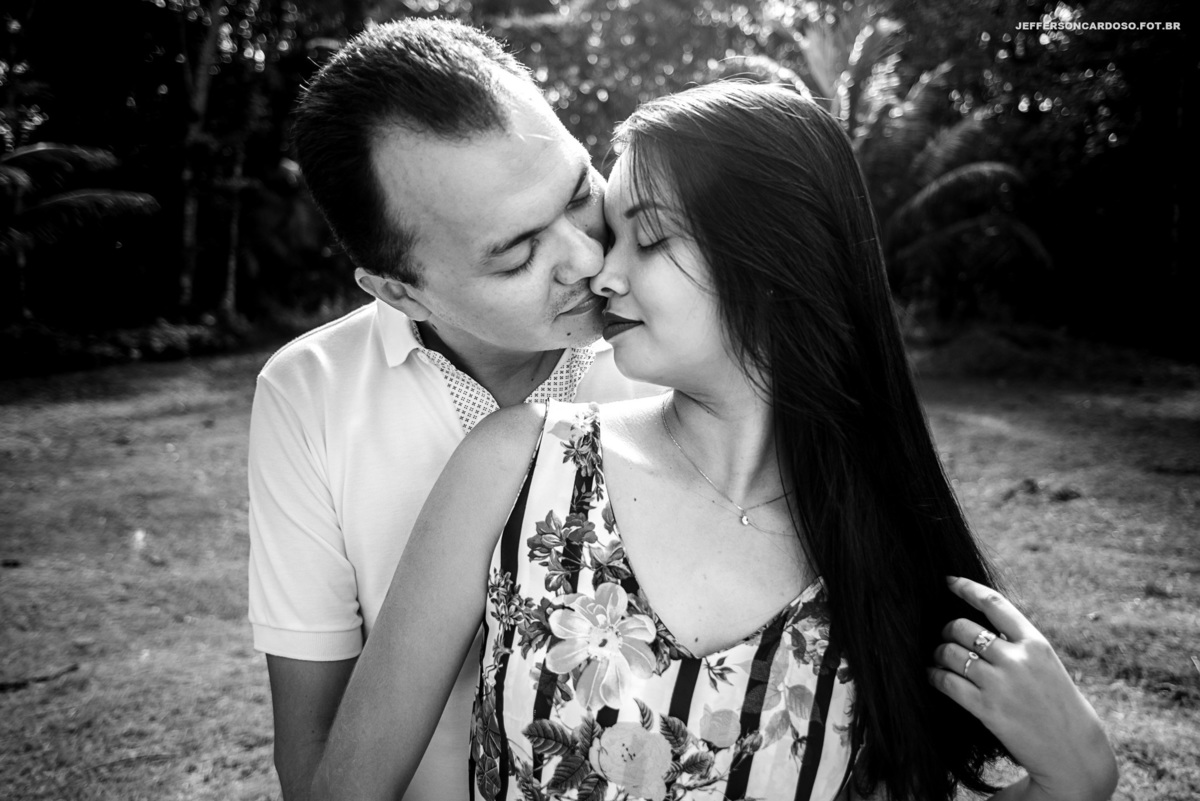 Ensaio no meio da natureza no CHÁCARA LAQUA BIANCA BENEVIDES - PA com casal alegre e feliz Lia e Paulo da cidade de mocajuba muito amor e carinho com fotografo de casamento, céu e sol amor caminhando juntos fotografia Jeff Cardoso Castanhal e Cametá