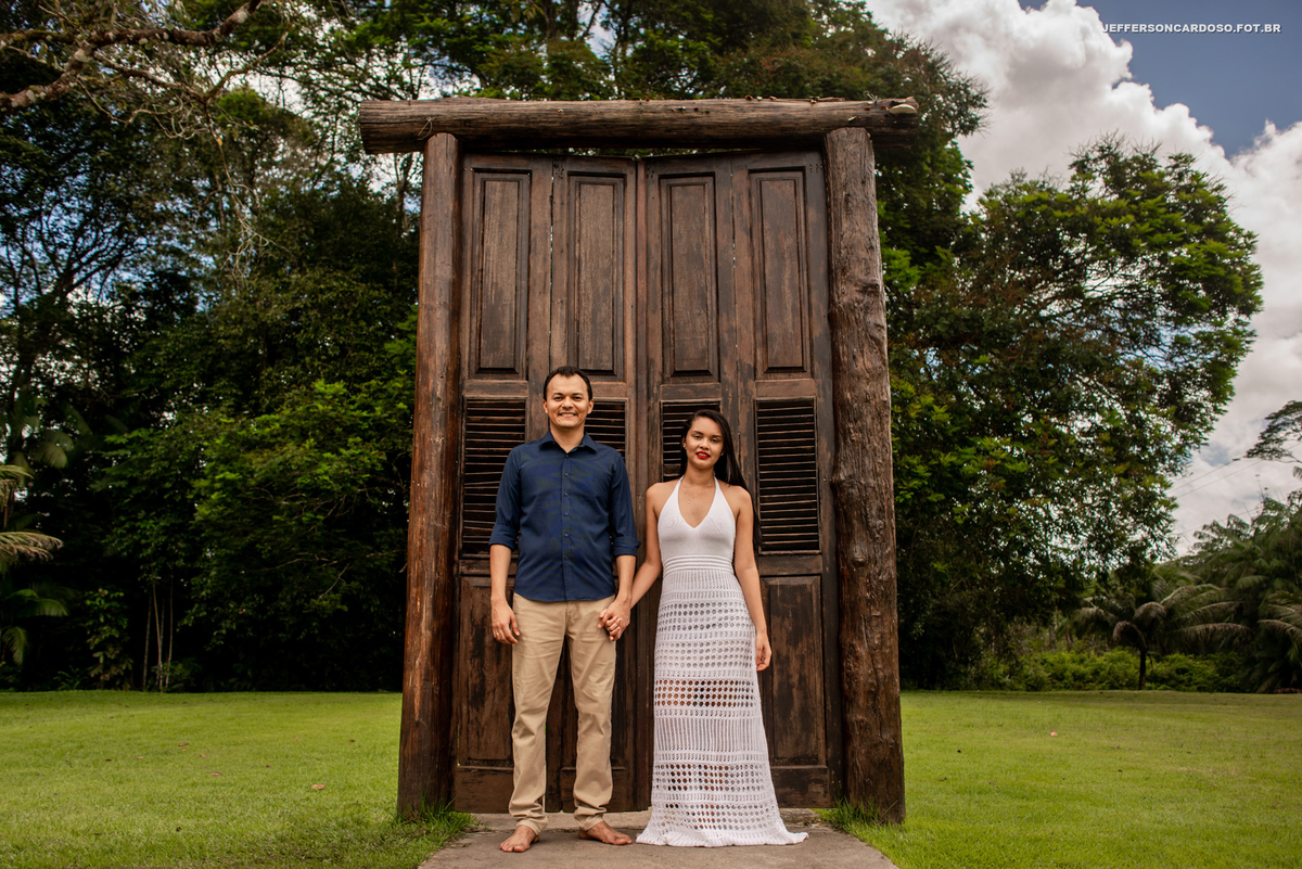 Ensaio no meio da natureza no CHÁCARA LAQUA BIANCA BENEVIDES - PA com casal alegre e feliz Lia e Paulo da cidade de mocajuba muito amor e carinho com fotografo de casamento, céu e sol amor caminhando juntos fotografia Jeff Cardoso Castanhal e Cametá