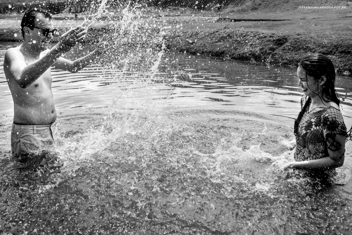 Ensaio no meio da natureza no CHÁCARA LAQUA BIANCA BENEVIDES - PA com casal alegre e feliz Lia e Paulo da cidade de mocajuba muito amor e carinho com fotografo de casamento, céu e sol amor caminhando juntos Piscina natural Jeff Cardoso Castanhal e Cametá