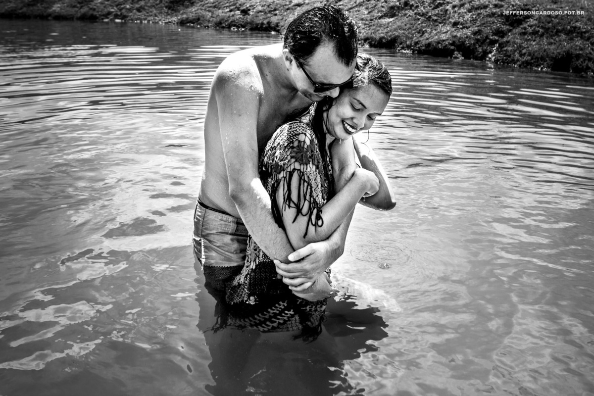 Ensaio no meio da natureza no CHÁCARA LAQUA BIANCA BENEVIDES - PA com casal alegre e feliz Lia e Paulo da cidade de mocajuba muito amor e carinho com fotografo de casamento, céu e sol amor caminhando juntos Piscina natural Jeff Cardoso Castanhal e Cametá