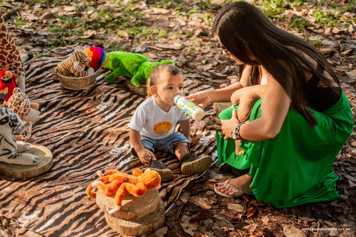 Ensaio família do Gael na cidade modelo do estado do Pará Castanhal, no quinta do bosque como decoração de Safári da veterinária Aline e Arthur com o fotógrafo de criança Jefferson Cardoso da cidade de Belém e Cametá contando história muito amor e alegria