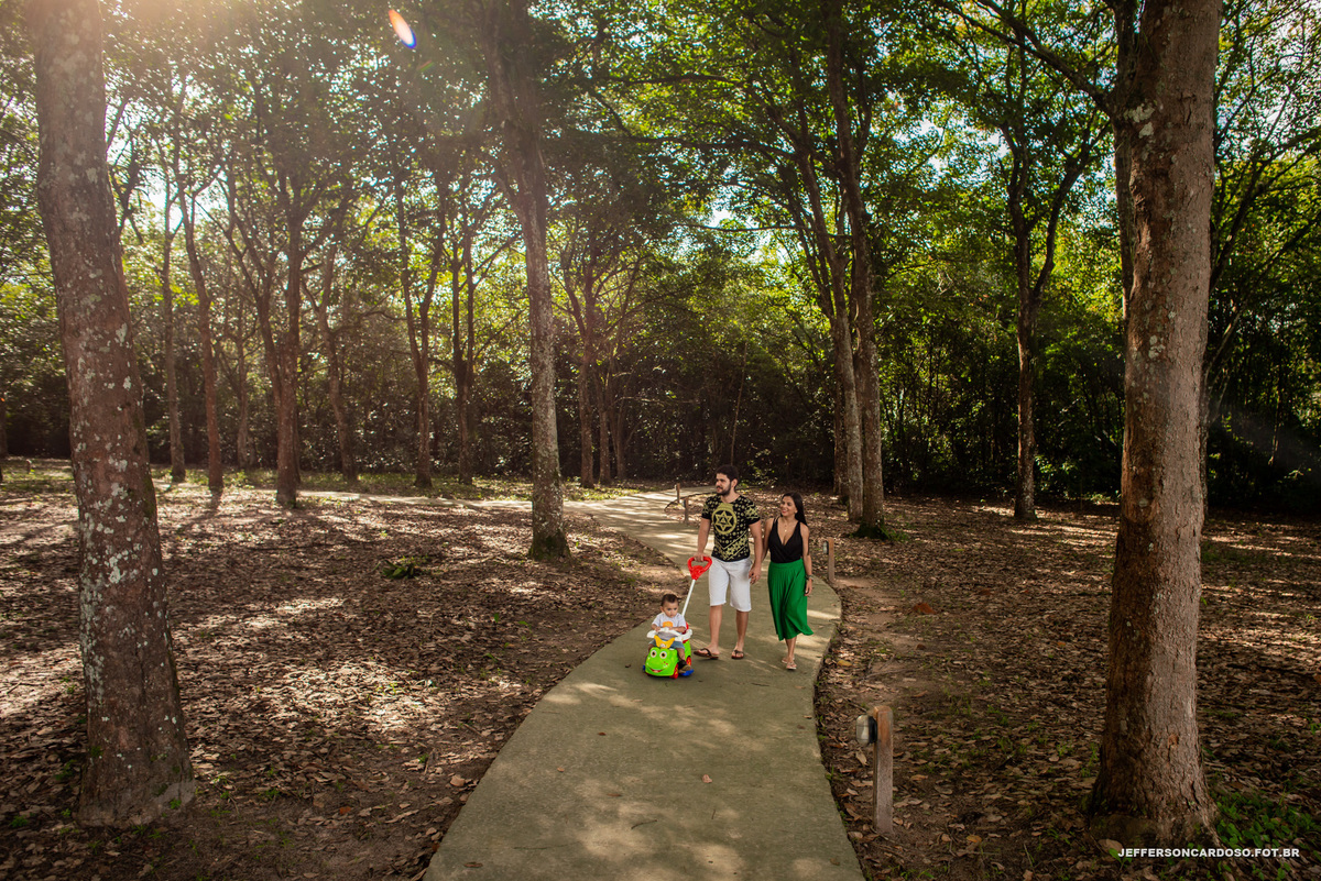 Ensaio família do Gael na cidade modelo do estado do Pará Castanhal, no quinta do bosque como decoração de Safári da veterinária Aline e Arthur com o fotógrafo de criança Jefferson Cardoso da cidade de Belém e Cametá contando história muito amor e alegria