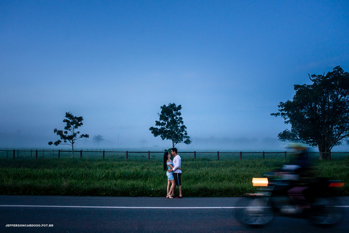 Ensaio na estrada pré casamento do casal Barbara e Carlinhos da cidade de Castanhal no meio da neblina e sol com céu azul no O celeiro são francisco do pará com fotógrafo de wedding Jefferson Cardoso com os animais na fazenda e amor, carinho e paixão
