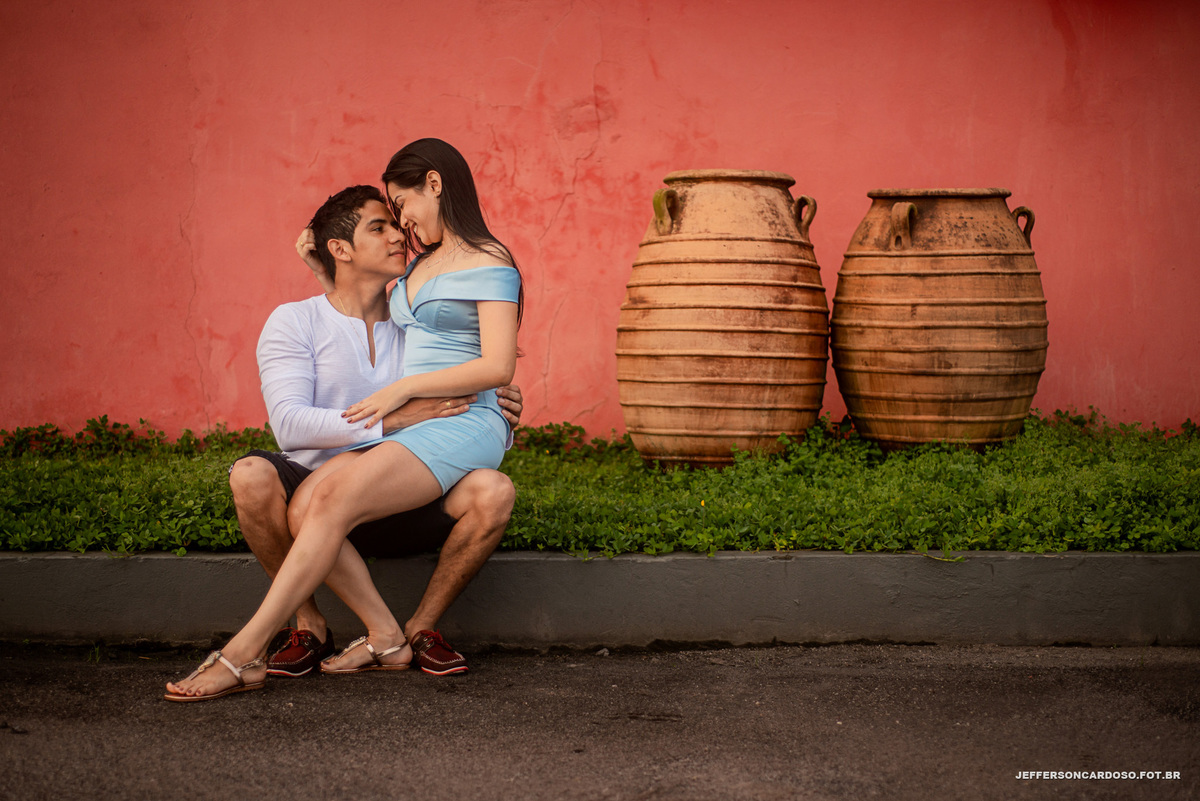 Ensaio na estrada pré casamento do casal Barbara e Carlinhos da cidade de Castanhal no meio da neblina e sol com céu azul no O celeiro são francisco do pará com fotógrafo de wedding Jefferson Cardoso com os animais na fazenda e amor, carinho e paixão
