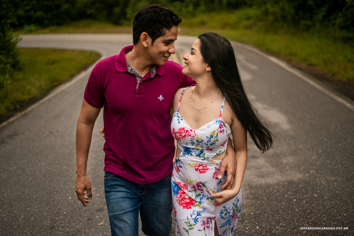 Ensaio na estrada pré casamento do casal Barbara e Carlinhos da cidade de Castanhal no meio da neblina e sol com céu azul no O celeiro são francisco do pará com fotógrafo de wedding Jefferson Cardoso meio do mato amor