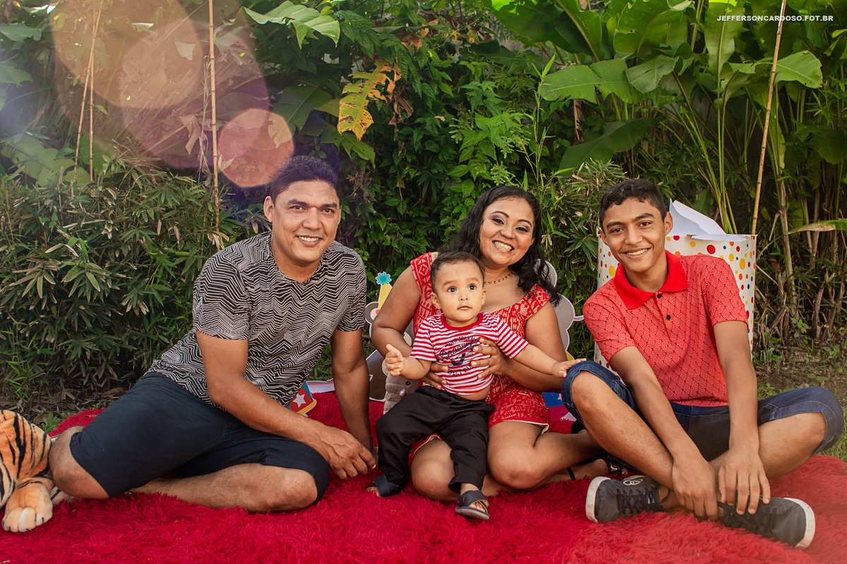 Fotógrafo de Belém e Cametá com ensaio de família na cidade Castanhal na AABB com tema Circo de muita alegria e amor pelo Nicola e Wesley fazendo 1 ano e 15 anos bolo e parabéns book de Jefferson Cardoso fotos contando história de criança