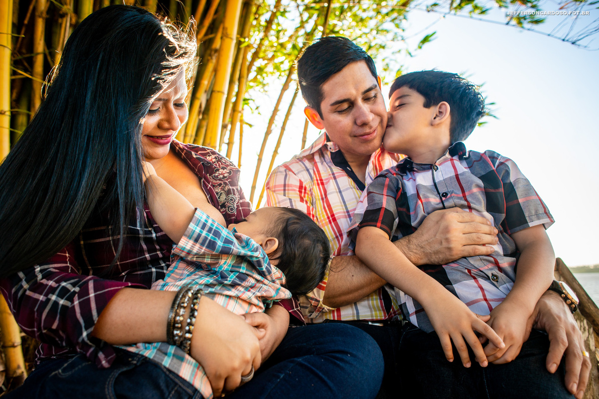 Festa Junina do Luiz Antônio com a família roupa caipira ensaio de Infantil feito na cidade de Cametá pelo fotografo de criança Jefferson Cardoso com muito amor e carinho na pousada miriti na beira do rio tocantinsFesta Junina do Luiz Antônio com a famíli