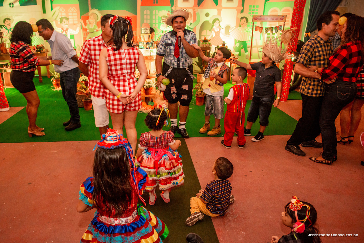 Decoração de Festa Junina na cidade de Cametá PA com Arraiá do Luiz Antônio muita diversão e amor, quadrilha mingau de milho e animação dos baleirosbadaladoskids fotos do fotógrafo de criança Jefferson Cardoso Castanhal e Belém, bolo, barraca do beijo