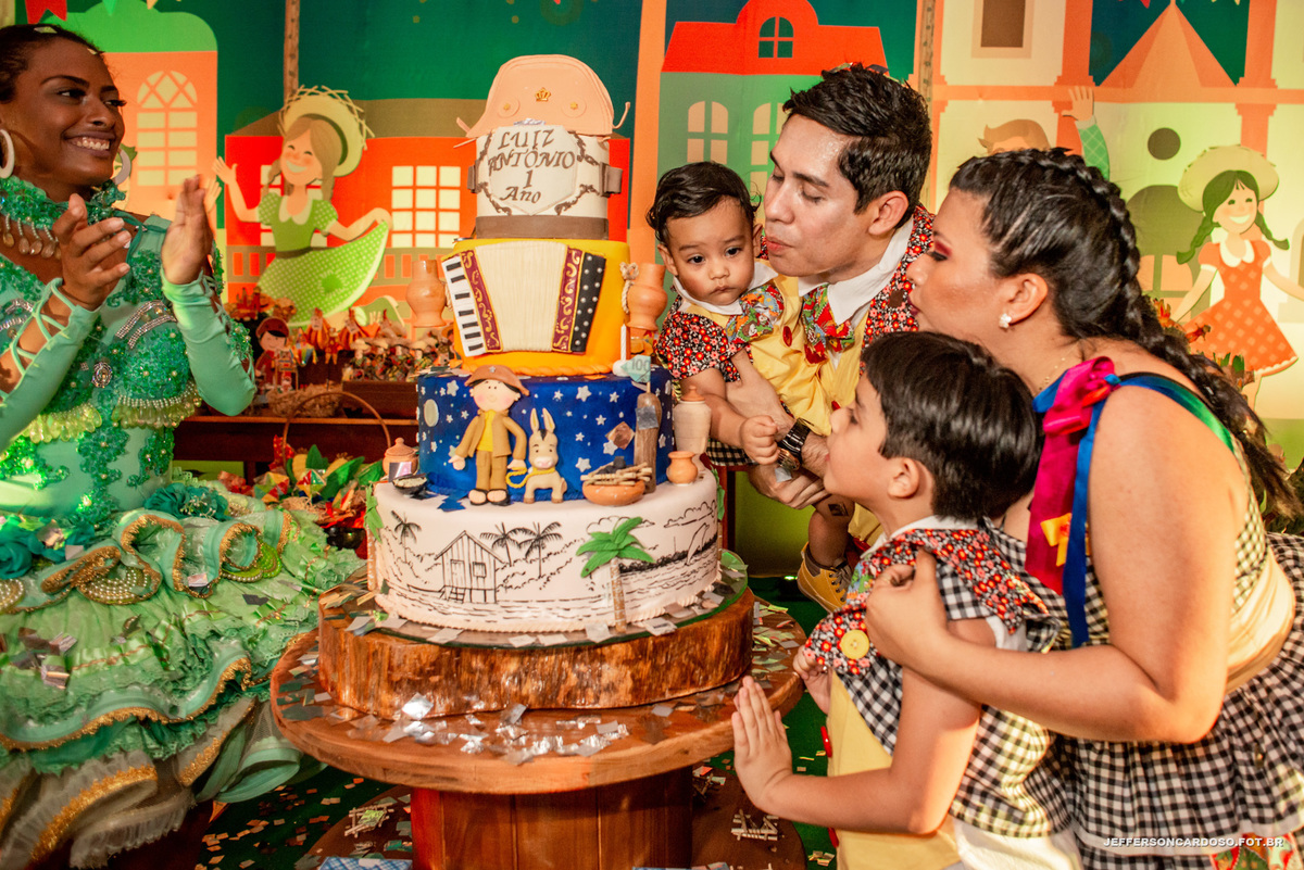 Decoração de Festa Junina na cidade de Cametá PA com Arraiá do Luiz Antônio muita diversão e amor, quadrilha mingau de milho e animação dos baleirosbadaladoskids fotos do fotógrafo de criança Jefferson Cardoso Castanhal e Belém, bolo, barraca do beijo