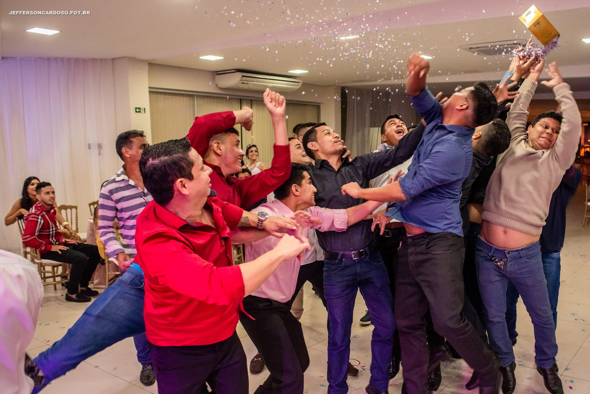 Casamento na cidade modelo castanhal PA dos amigos Barbara e Carlinhos na Catedral Santa Maria Mãe de Deus Praça do cristo com muito amor e emoção wedding Luxo com decoração lindo maquiagem feito na casa dos noivos jogada do buquê na festa