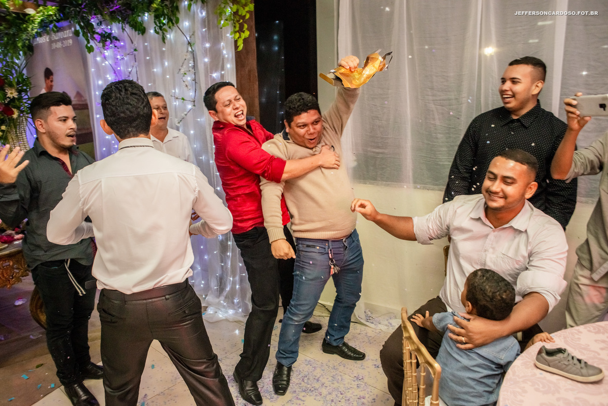 Casamento na cidade modelo castanhal PA dos amigos Barbara e Carlinhos na Catedral Santa Maria Mãe de Deus Praça do cristo com muito amor e emoção wedding Luxo com decoração lindo maquiagem feito na casa dos noivos jogada do buquê na festa