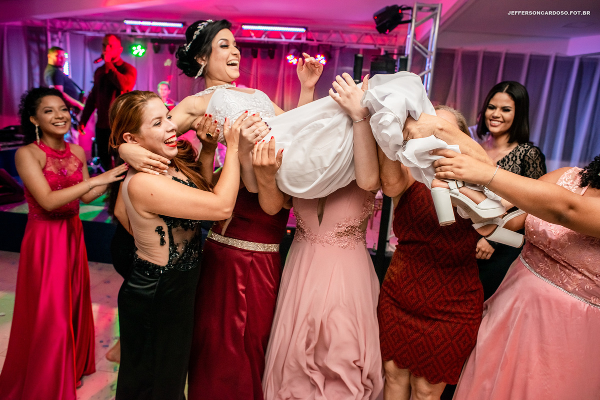 Casamento na cidade modelo castanhal PA dos amigos Barbara e Carlinhos na Catedral Santa Maria Mãe de Deus Praça do cristo com muito amor e emoção wedding Luxo com decoração lindo maquiagem feito na casa dos noivos jogada do buquê na festa