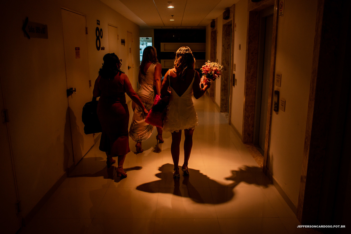 Making off noiva e noivo na cidade de Belém do Pará com os noivos casando no Cartório de Registro civil 2° ofício Guedes de oliveira casamento civil pela manhã feito pelo fotografo de casal Jefferson Cardoso Fotografia de Castanhal e Cametá Luxo rustico